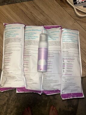 Frida Mom Perineal Relief Foam with Instant Ice Maxi Pads - Purple